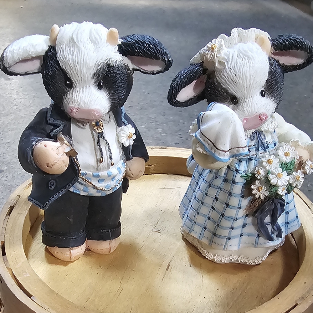 Vintage 1995 Mary's Moo Moos "Milk Maid Of Honor" And "Grooms Bull" Figurines